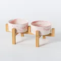 Ciotole in ceramica marmorizzata rosa con supporto in bambù rialzato per animali domestici - Ciotola Rosa Marmorizzata con Supporto in Bambù Rialzato