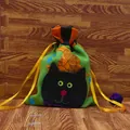 Sacchetto regalo di Halloween in feltro verde con un simpatico disegno di gatto nero e stelle - Stile Gatto Nero (AA1-19)