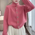 Cárdigan de punto rosa vintage con cuello alto y botones grandes, corte holgado - Talla única / Tops / Rosa rojo