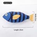 Juguete de gato de pez a rayas azules, con unas dimensiones de 23 cm de largo y 9 cm de ancho - Pez Rayado / Rayas Azules
