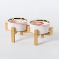 Doppie ciotole in ceramica marmo rosa con bordo dorato e supporto rialzato in legno - Ciotola Rosa Marmorizzata con Bordo Dorato con Supporto in Bambù Rialzato