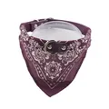 Détail d'un bandana pour animal violet à motifs cachemire avec sangle en cuir PU. - Taille S [Ajustable 23-28cm, Sans Anneau] / Violet