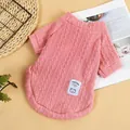 Weicher rosa Zopfstrick-Haustierpullover mit Lucky Bear-Patch für kleine Hunde und Katzen. - XS / Oberteile / Rosa (Bär)