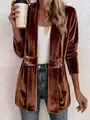 Dettaglio ravvicinato di un cardigan in velluto marrone con eleganti bottoni dorati decorativi - Marrone scuro
