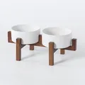 Set di due ciotole in ceramica per animali con supporto in legno scuro rialzato per gatti - Ciotola Bianca Opaca con Supporto in Legno di Acacia Doppio Simmetrico Rialzato