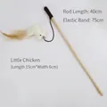 Bacchetta gioco per gatti in legno con piume e campanellino, peluche pulcino, 40cm - Bacchetta 40cm + Corda 75cm / Motivo Pulcino