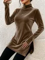 Detailansicht eines braunen Samt-Rollkragenpullovers für Damen mit Seitenschlitz und enger Passform. - Dunkelbraun