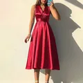 Elegantes rotes Satin-Midikleid mit V-Ausschnitt und Taillenband-Detail. - S / Kleider / Rot