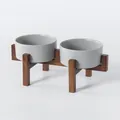Set di due ciotole in ceramica per animali con elegante supporto in legno marrone scuro - Ciotola Grigia Opaca con Supporto in Legno di Acacia Doppio Simmetrico Rialzato