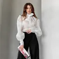 Elegante blusa de malla blanca transparente con lazo grande y mangas abullonadas - S / Tops / Blanco