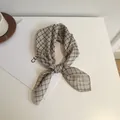 Foulard carré chic à carreaux en coton et lin 58cm aux tons marron et gris - Style à carreaux marron-gris (Image principale 59 bord beige) / 58*58cm / Carreaux Marron Gris