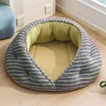 Cama de felpa a rayas semicerrada para gatos y perros pequeños en púrpura y verde - M / Estilo de Verano (Con Estera de Ratán) / Gris Texturizado