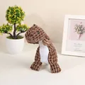 Vista dettagliata del materiale in velluto di mais testurizzato di questo dinosauro di peluche - Dinosauro / 30x14cm / Marrone