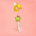 Jouet suspendu en peluche abeille jaune pour chat avec clochette et rubans colorés - Abeille Mignonne