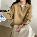 Vista dettagliata di un maglione kaki lavorato a maglia con collo a polo e mezza zip - Taglia unica / Top / Kaki