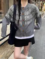 Primer plano de un cárdigan para mujer con estampado jacquard Fair Isle y cuello redondo - Talla única / Tops / Gris