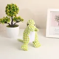 Dettaglio della trama in pile di mais di questo morbido dinosauro di peluche verde per cani. - Dinosauro / 30x14cm / Verde