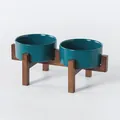Doppia ciotola rialzata in ceramica color ottanio con supporto in legno per cani - Ciotola Verde Opaca con Supporto in Legno di Acacia Doppio Simmetrico Rialzato