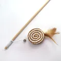 Bacchetta gioco per gatti in legno con pallina in carta intrecciata e piume marroni naturali - Bacchetta 40cm + Corda 75cm / Piuma a Disco Rotondo