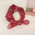 Petit foulard carré 58cm en coton et lin rouge à motifs cachemire et fleurs élégant - Style floral rouge foncé (Image principale 132) / 58*58cm / Fleuri Rouge Foncé