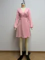 Detalle de vestido cruzado rosa de manga larga y escote en V en maniquí de exhibición - S / Vestidos / Rosa