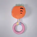 Dettaglio del peluche a forma di carota per cani con anello da dentizione rosa - Anello a Strisce in Striscia di Tessuto Carota