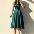 Elegantes dunkelgrünes Satin-Abendkleid mit tiefem V-Ausschnitt und schlankem Taillendesign - S / Kleider / Grün