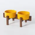 Set di due ciotole in ceramica gialla per animali con supporto in legno marrone scuro rialzato - Ciotola Gialla Opaca con Supporto in Legno di Acacia Doppio Simmetrico Rialzato
