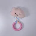 Dettaglio di un gioco in peluche rosa a forma di nuvola con anello massaggiagengive. - Anello a Strisce in Striscia di Tessuto Nuvola