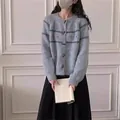 Cárdigan de punto azul claro elegante para mujer con cuello redondo, botones de cuerno y bordado - Talla única / Tops / Gris