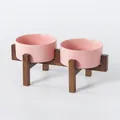 Due ciotole in ceramica rosa per animali con supporto rialzato in legno scuro nobile - Ciotola a Parete Dritta Rosa Opaco + Supporto Doppio in Legno di Acacia Rialzato