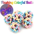 Robuster bunter gewebter Hundespielzeugball aus Vinyl mit integriertem LED-Lichteffekt - Leuchtender Glockenball / Zufällige Farbe