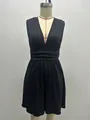 Eleganter schwarzer Jumpsuit mit tiefem V-Ausschnitt, ärmellos und hoher Taille - S / Kleider / Schwarz