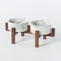 Doppia ciotola in ceramica marmorizzata con supporto in legno scuro rialzato per cani e gatti - Ciotola a Parete Dritta Grigio Marmo + Supporto Doppio in Legno di Acacia Rialzato
