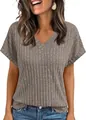 Detailweergave van de casual grijze geribbelde T-shirt voor dames met een V-hals - Khaki