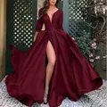 Robe de soirée bordeaux élégante avec corsage en dentelle, manches et fente haute. - Bordeaux