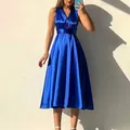 Detail eines eleganten königsblauen Satin-V-Ausschnitt-Kleids mit offenem Rücken - S / Kleider / Blau