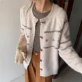 Cárdigan de punto con cuello redondo, bordado floral y botones de cuerno en color crema. - Talla única / Tops / Albaricoque Beige