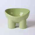 Verhoogde avocadogroene voerbak voor huisdieren met vierpotig design en schuine opening - 400ml / PE Zak / Grasgroen