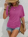 Dettaglio dell'arricciatura laterale e delle pieghe su una t-shirt estiva rosa da donna - Taglia S / Top / viola-rosso