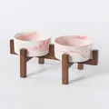Set di doppie ciotole in ceramica rialzate con motivo marmo rosa e supporto in legno scuro - Ciotola a Parete Dritta Rosa Marmo + Supporto Doppio in Legno di Acacia Rialzato