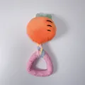 Dettaglio del giocattolo sonoro a carota per cani con anello da dentizione in gomma rosa - Triangolo Rotondo in Striscia di Tessuto Carota