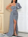 Elegantes einschultriges Pailletten-Abendkleid mit hohem Schlitz und langem Saum im Detail - S / Kleider / Grau