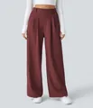 Vorderansicht einer eleganten weinroten Hose mit hohem Bund, weitem Bein und Falten - S / Unterteile / Dunkelrot