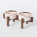 Set ciotole per animali in ceramica marmo rosa con supporto in legno scuro rialzato - Ciotola Rosa Marmo Bordo Dorato + Supporto Doppio in Legno di Acacia Rialzato