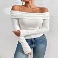 Vista dettagliata di un elegante top bianco da donna con spalle scoperte e maniche lunghe - Taglia S / Top / Bianco