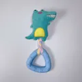 Primo piano del giocattolo per cani a forma di coccodrillo in peluche con anello in gomma - Triangolo Rotondo in Striscia di Tessuto Coccodrillo