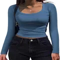 Dettaglio ravvicinato di un crop top blu a maniche lunghe in maglia a coste con scollo a U - Taglia S / Top / Aqua