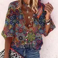Primo piano di una vivace camicia bohémien con stampa mandala colorata da donna - Taglia S / Top / Geometrico