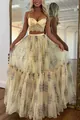 Dettaglio di un set giallo a due pezzi con gonna lunga in chiffon floreale e top - Taglia S / Top E Pantaloni / Albicocca